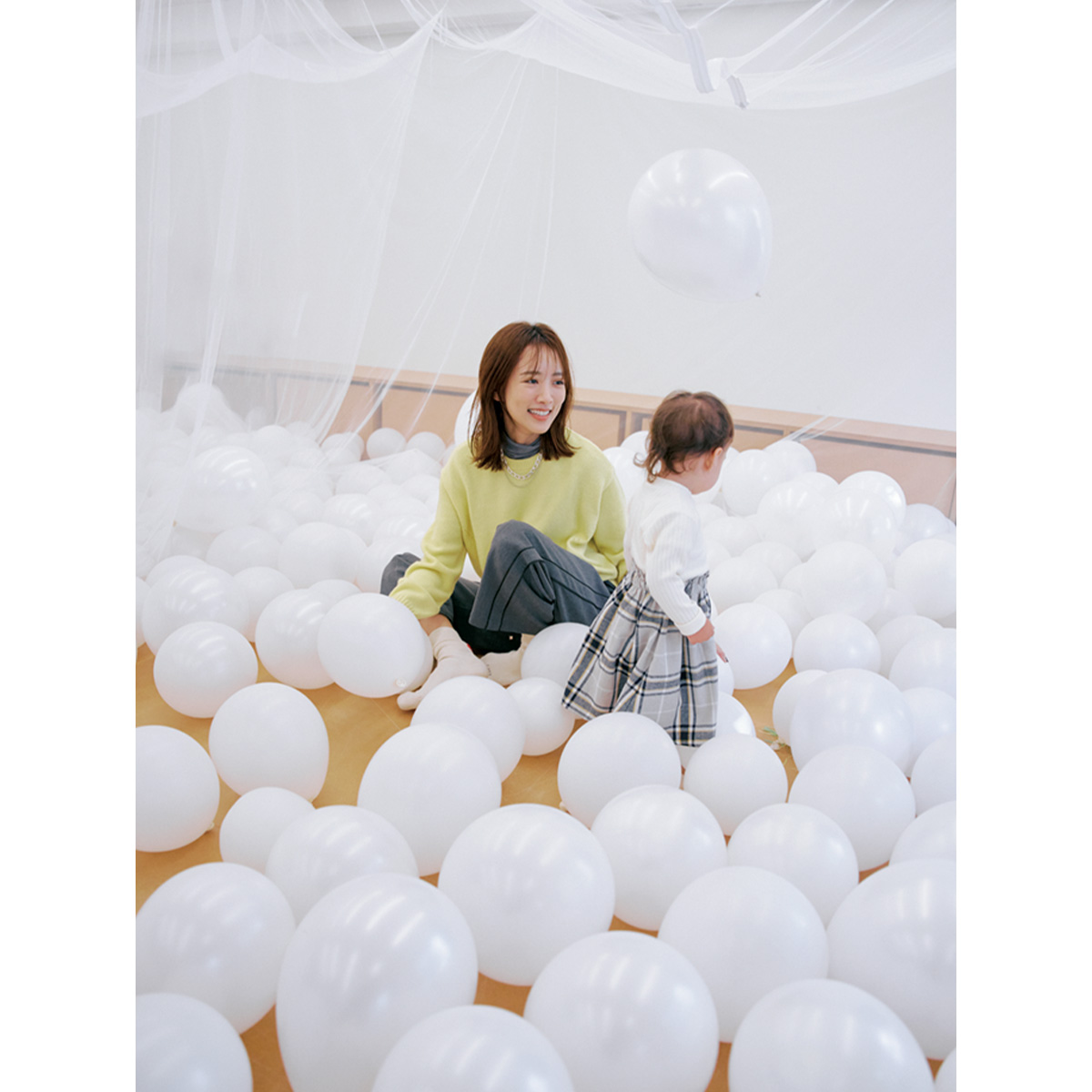 PLAY! SETAGAYAの風船で子どもと遊ぶ夏菜さん