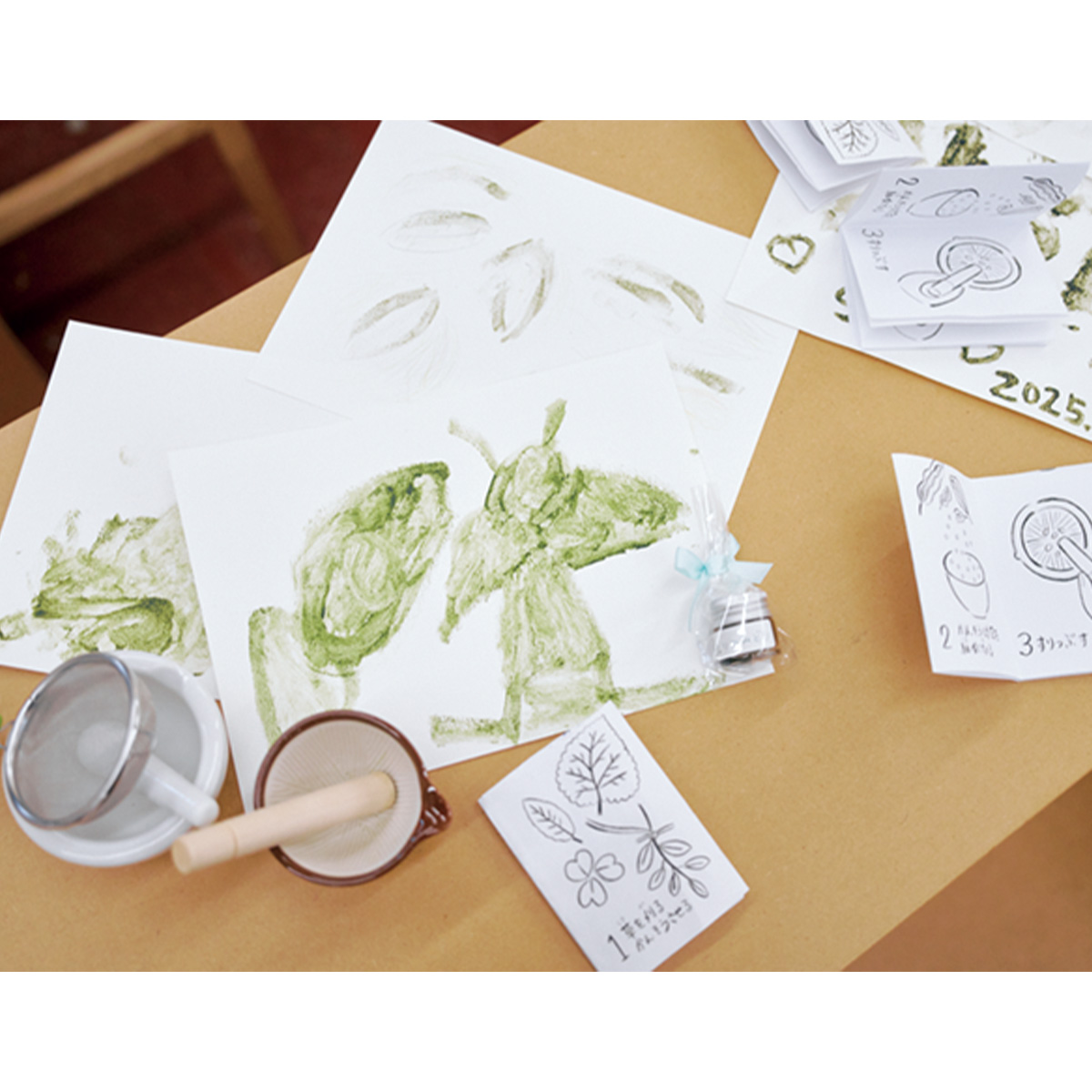 草で絵の具を作る親子で楽しめるワークショップ