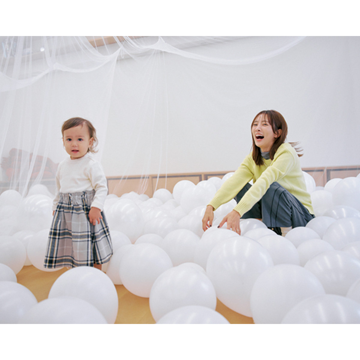 PLAY! SETAGAYAの風船で子どもと遊ぶ夏菜さん