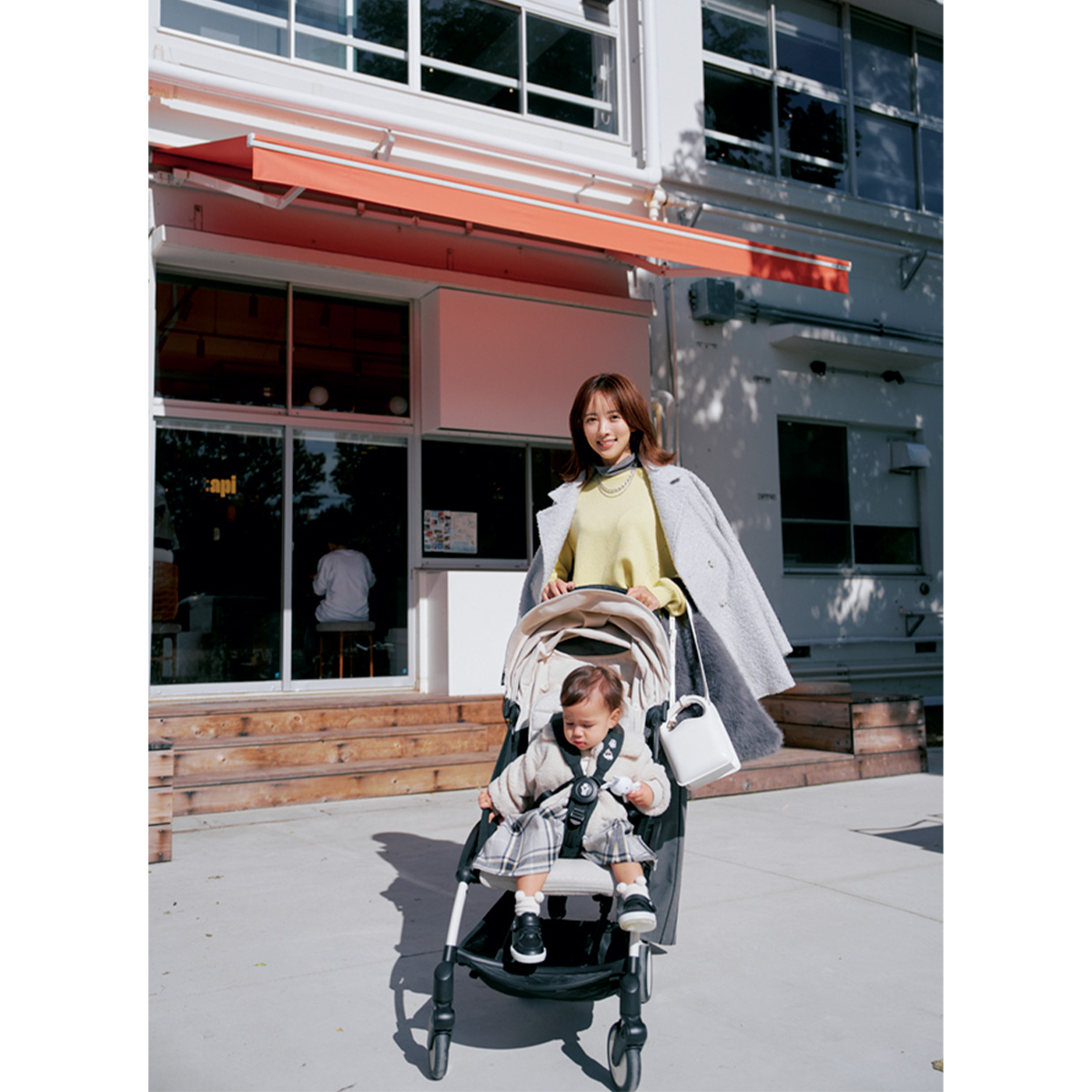 外をカートで散歩する夏菜さん