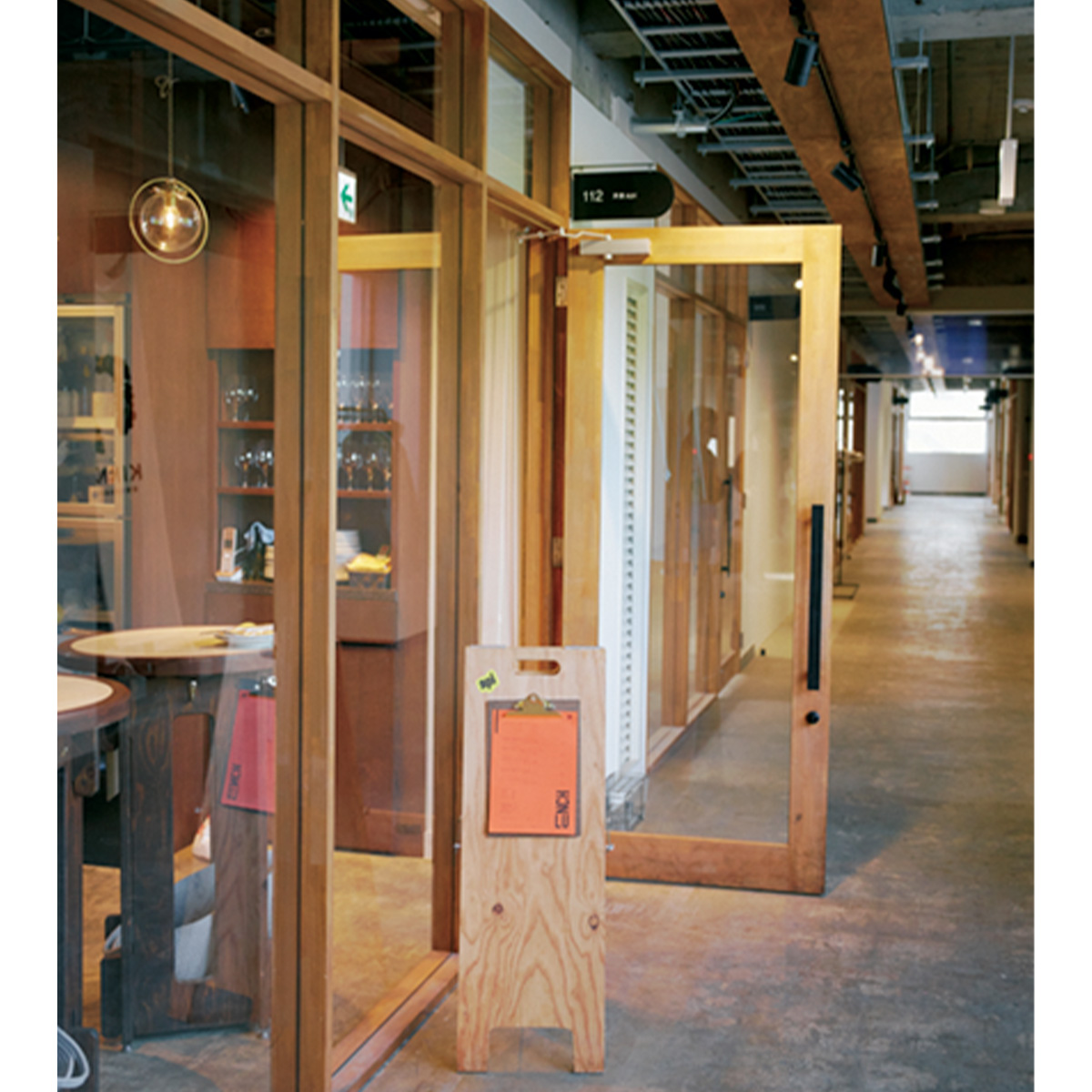 入り口は廊下側にある