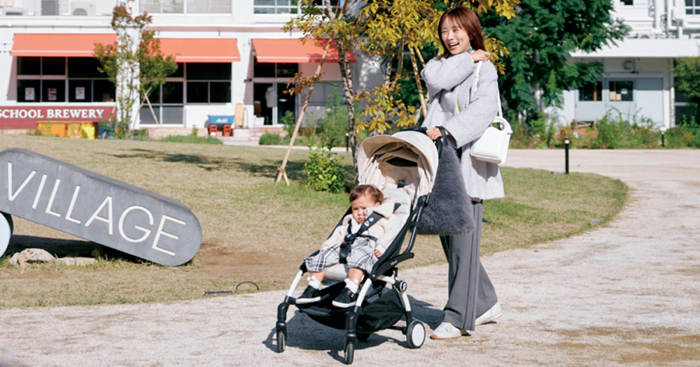 HOME／WORK VILLAGEの中を散策する夏菜さん