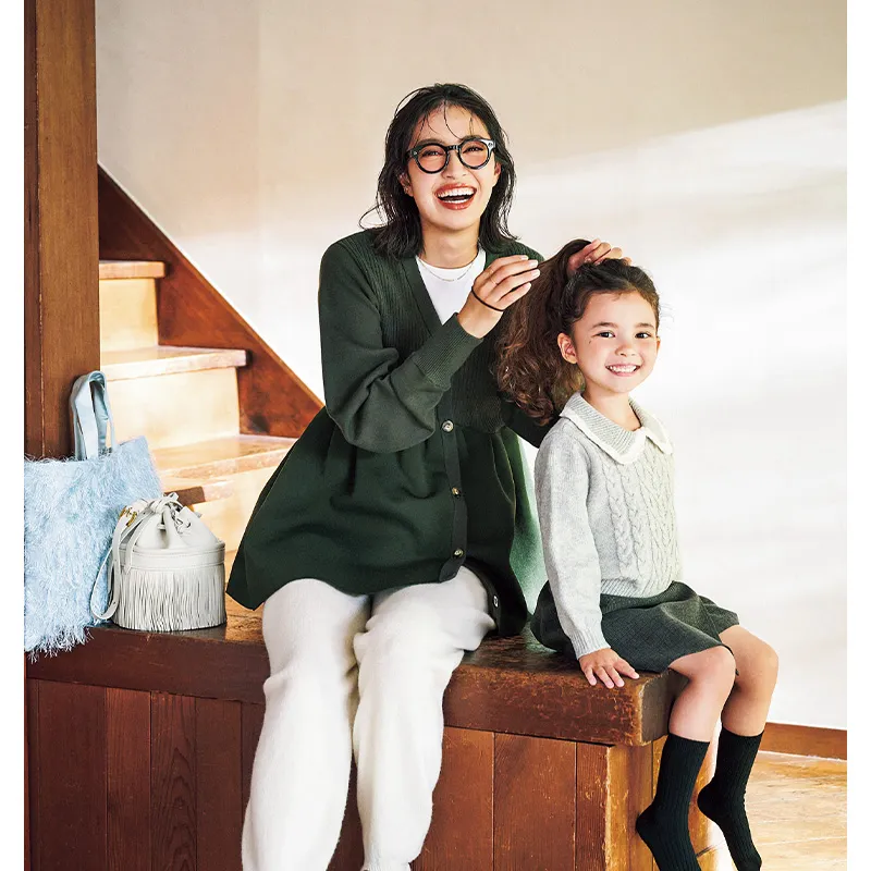 モスグリーンのペプラムカーデに白パンツ、白トップスのコーデ