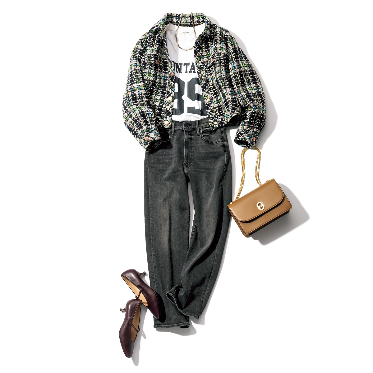 ロゴTシャツとデニムにダブルスタンダードクロージングのツイードブルゾンを羽織った着回しコーデ