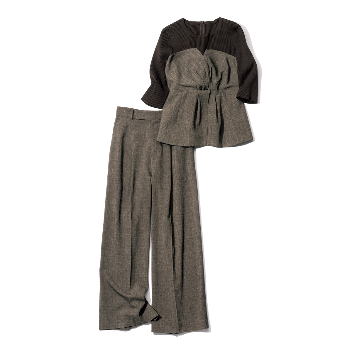 ジャスグリッティーのニットにビスチェがドッキングしたトップスとパンツのセットアップ