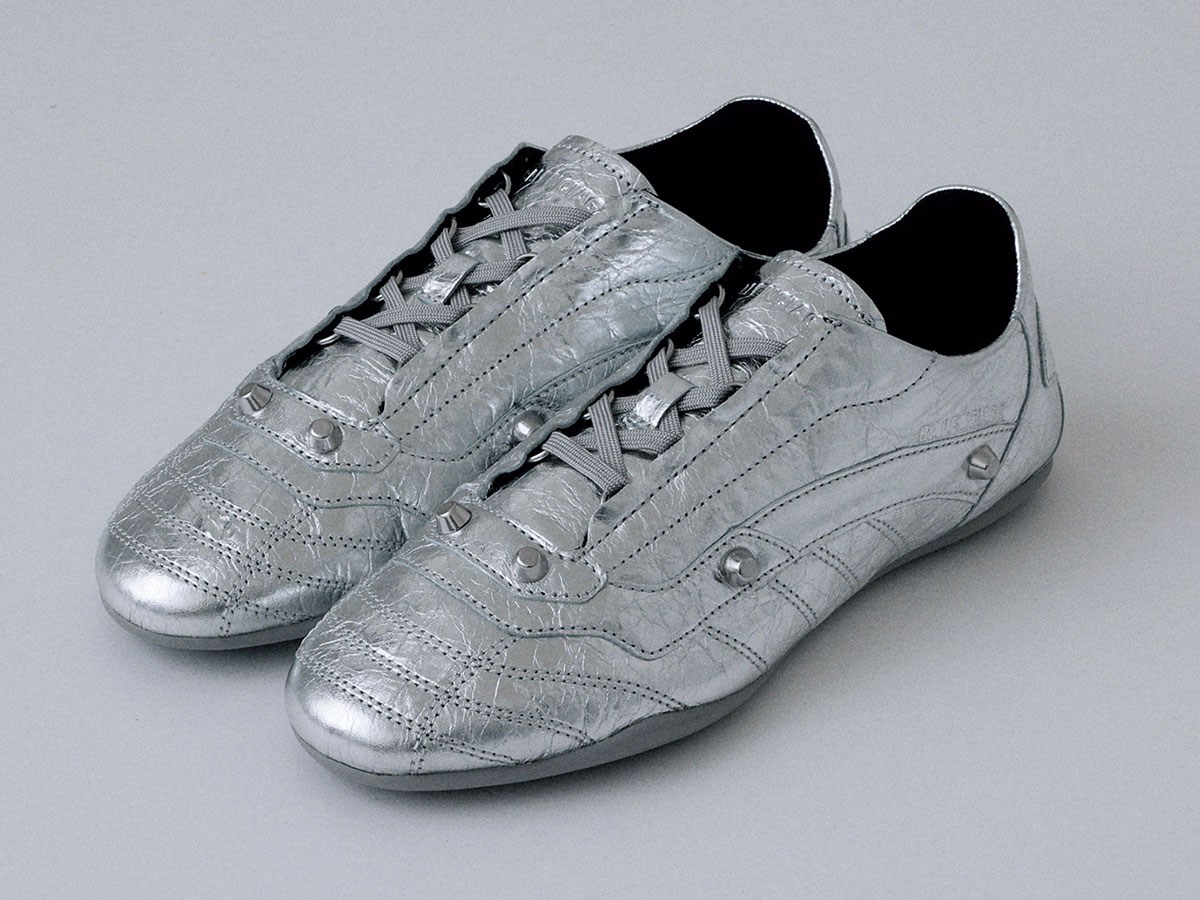 バレンシアガのシルバースニーカーが最旬