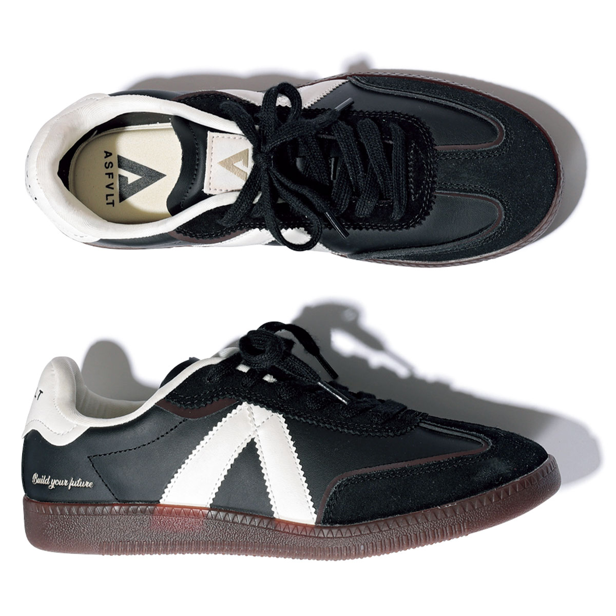 90年代に流行したサッカーのトレーニングシューズからインスパイアされたデザイン