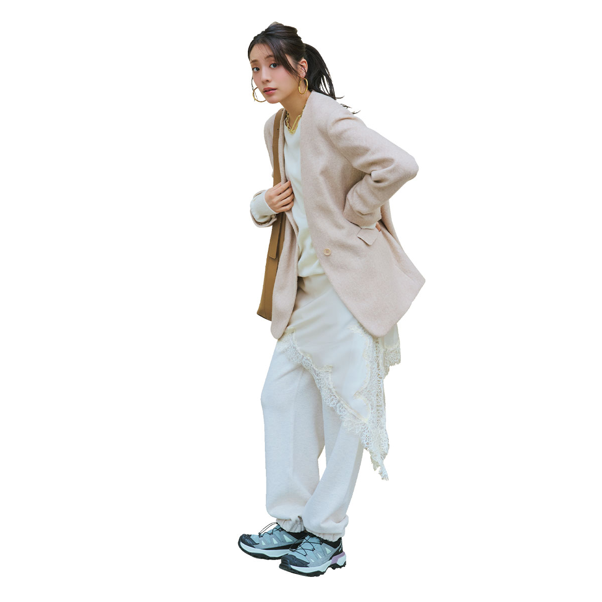 旬なレイヤードもまとまるサロモンのスニーカーでキレイめコーデ