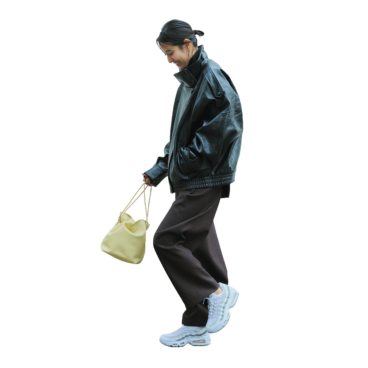 レザーブルゾンにブラウンパンツを合わせたモードなコーデにナイキのスニーカーが好相性