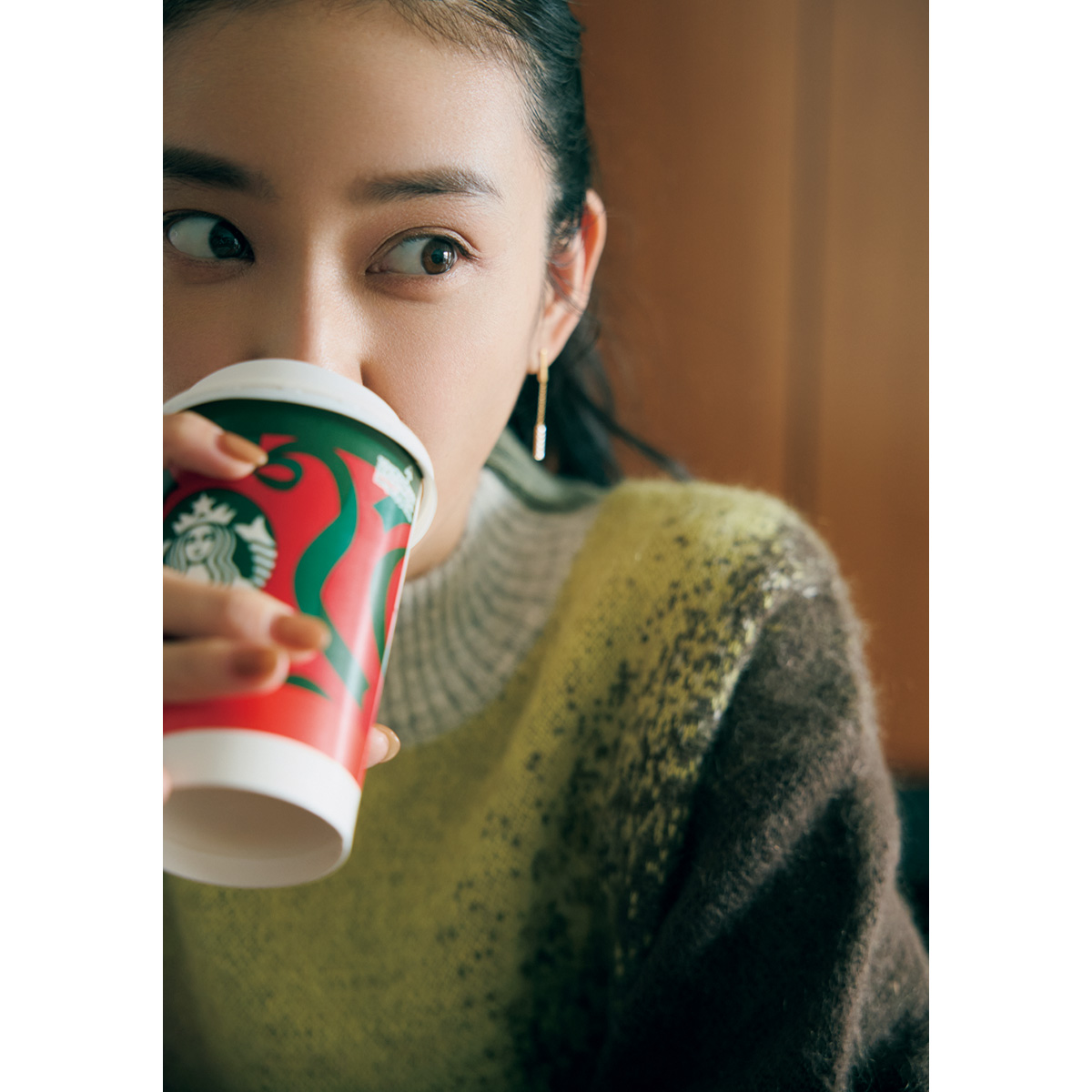 スタバのドリンクを飲む武井咲さん