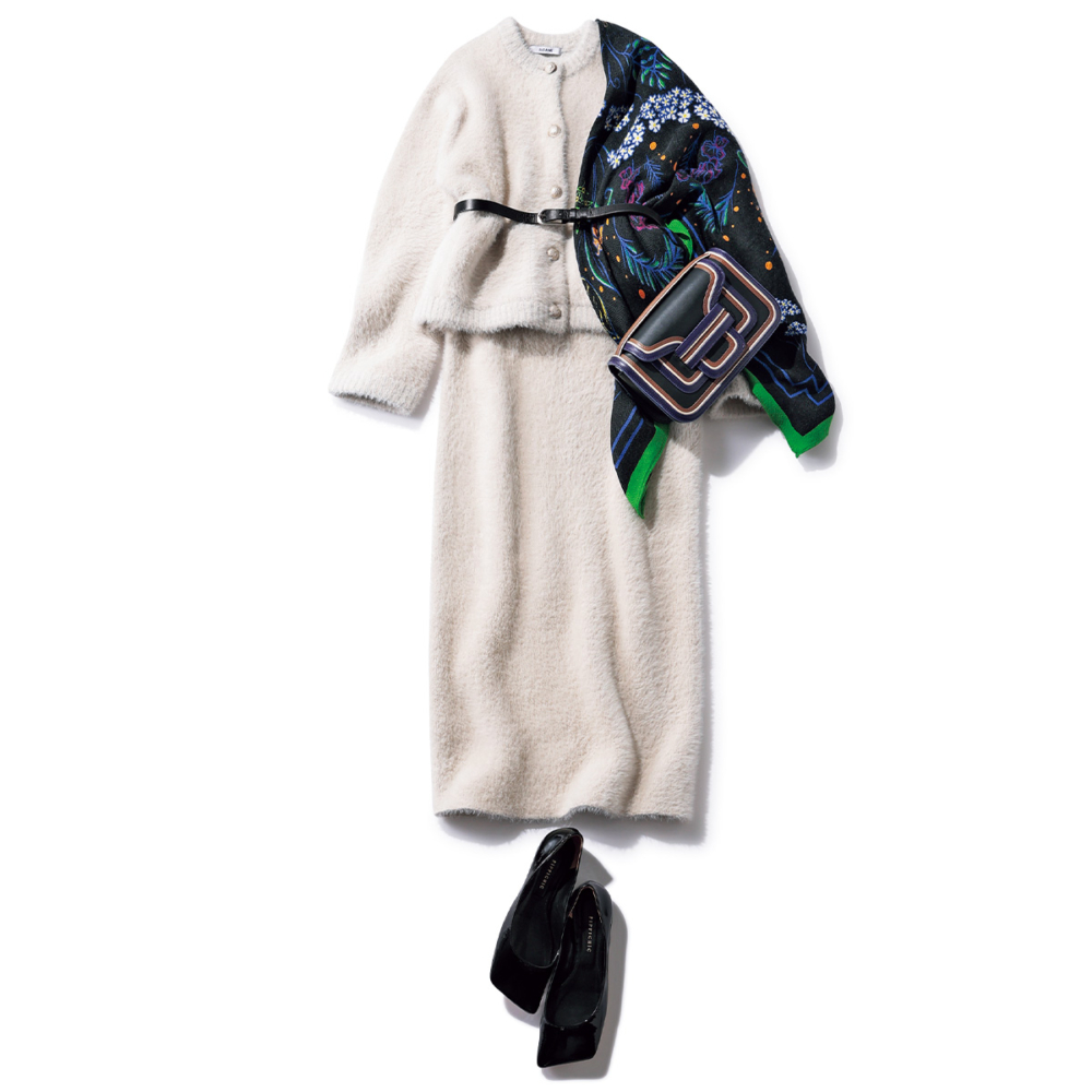 スローンの白ニットのカーデとスカートのセットアップにベルトやスカーフを足したコーデ