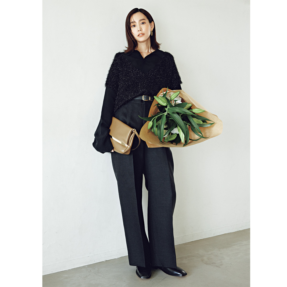 なめらかなシャツにシャギーニットベストを重ねてスラックスを合わせた黒コーデ