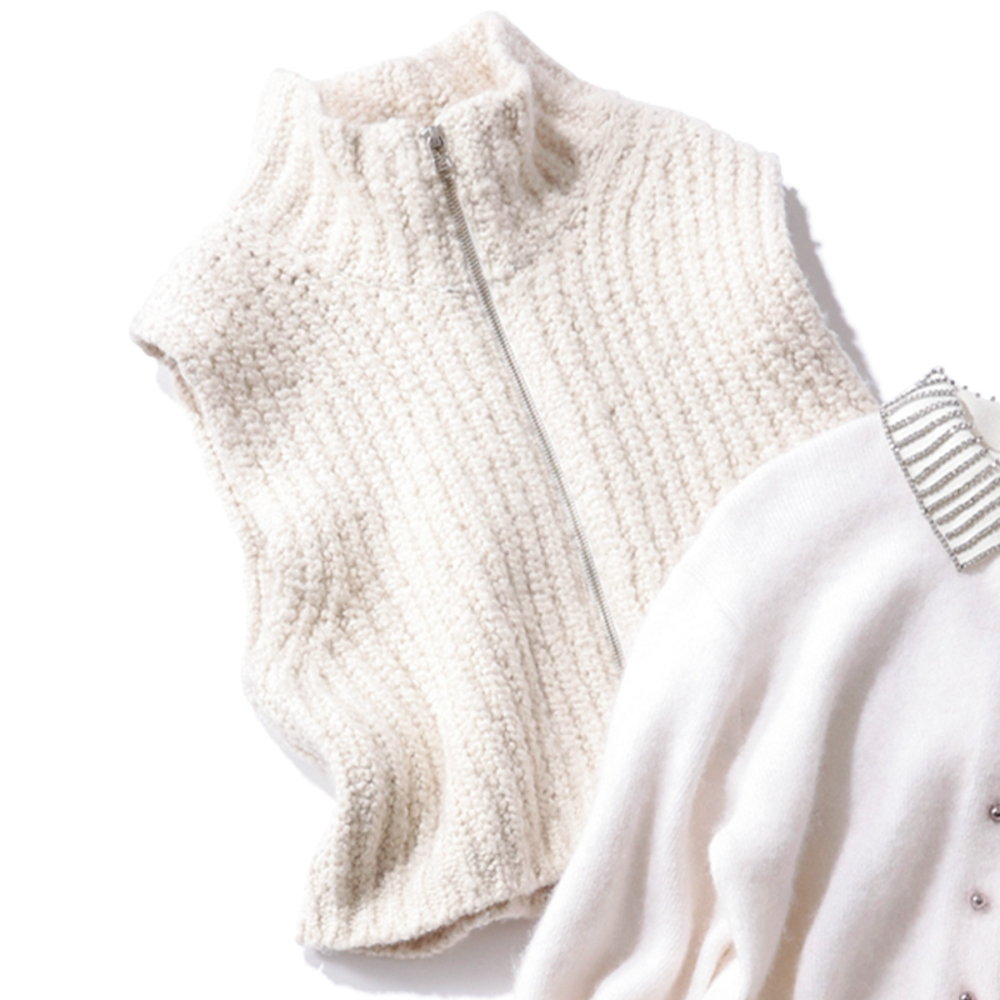 冬でもシャツやワンピースともレイヤードしやすく活躍する白ニットベスト