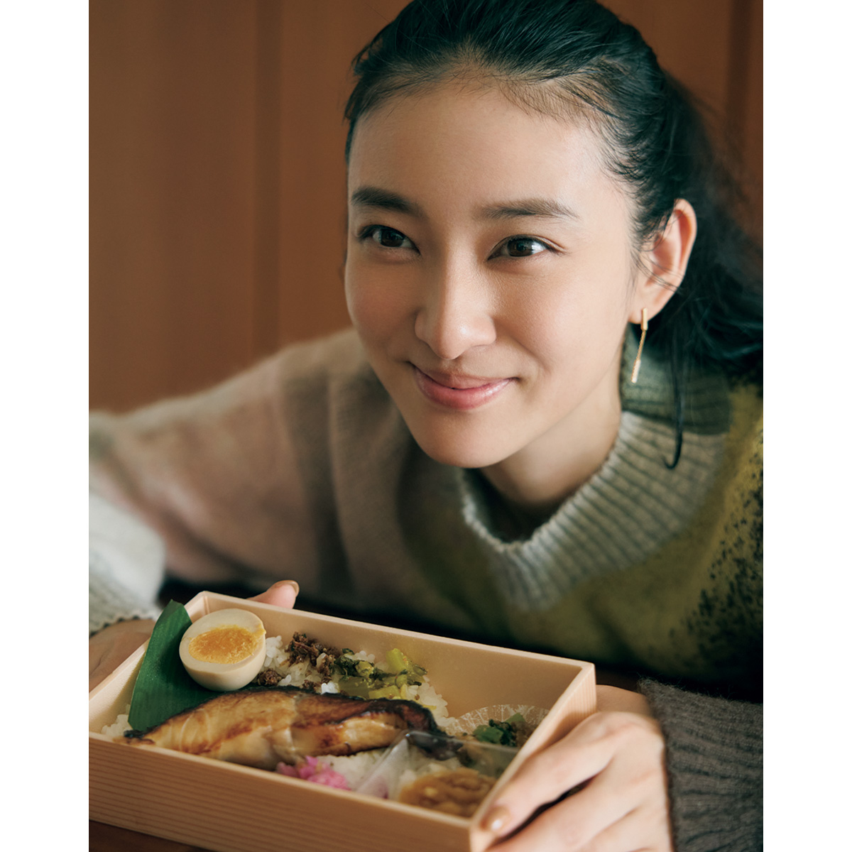 お気に入りのロケ弁を前に微笑む武井咲さん