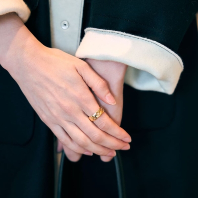 【手元SNAP】シンプルコーデこそ「ココ クラッシュ」で華やぐ！上品リングコーデ3選