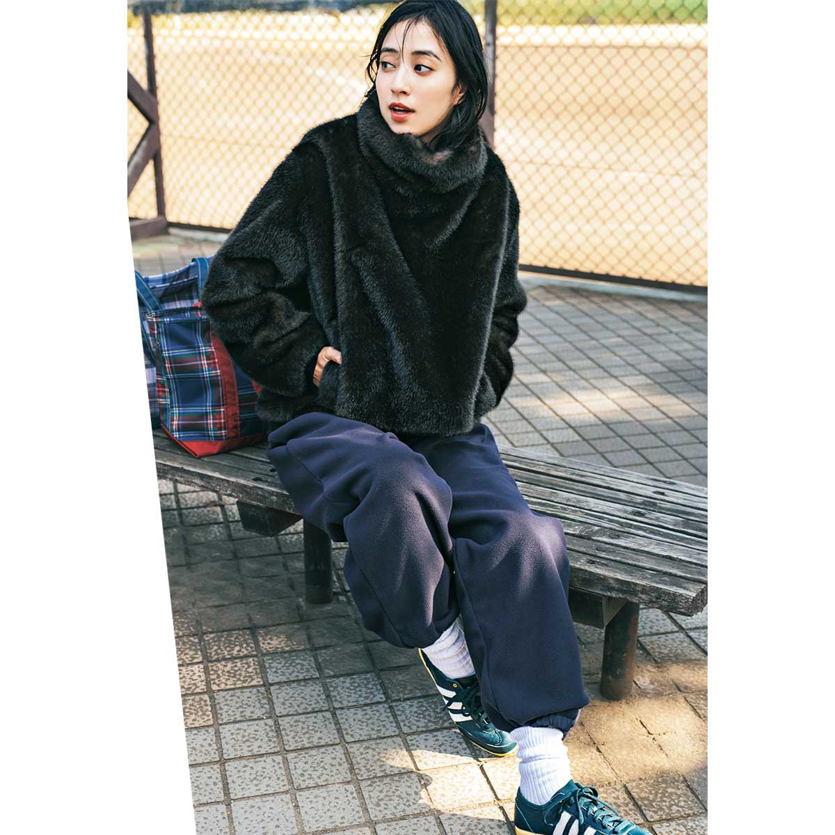 ファーブルゾンとゆるっとしたフリースパンツを合わせた防寒コーデ