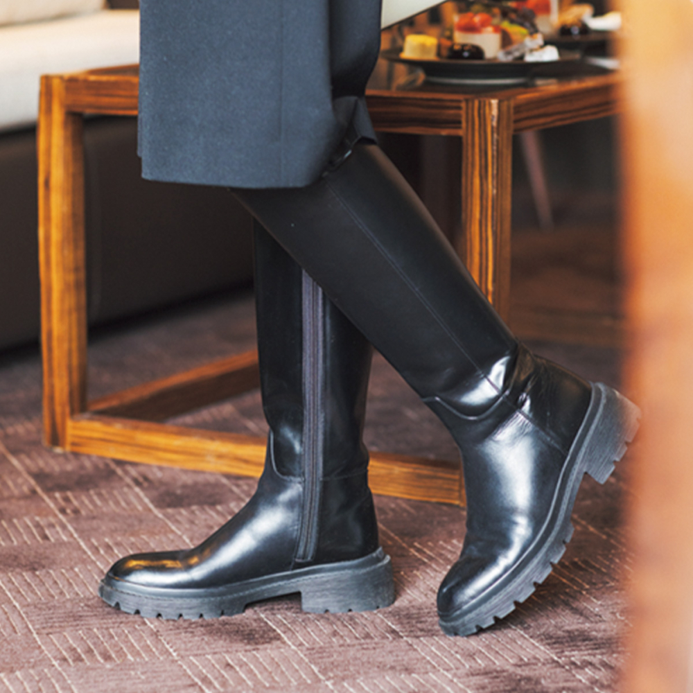 非日常オシャレに黒のロングブーツが効く