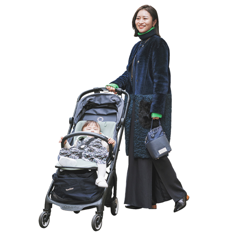 ネイビーコーデで落ち着かせつつも、グリーンのハイネックニットをアクセントに