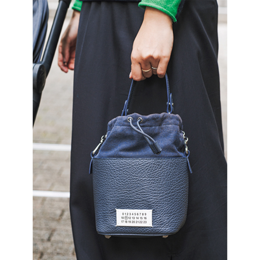 5ACのバケットバッグはチェーンショルダー付き