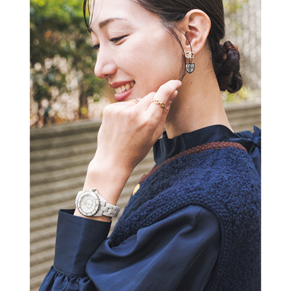 腕時計とピアスはシャネルで統一