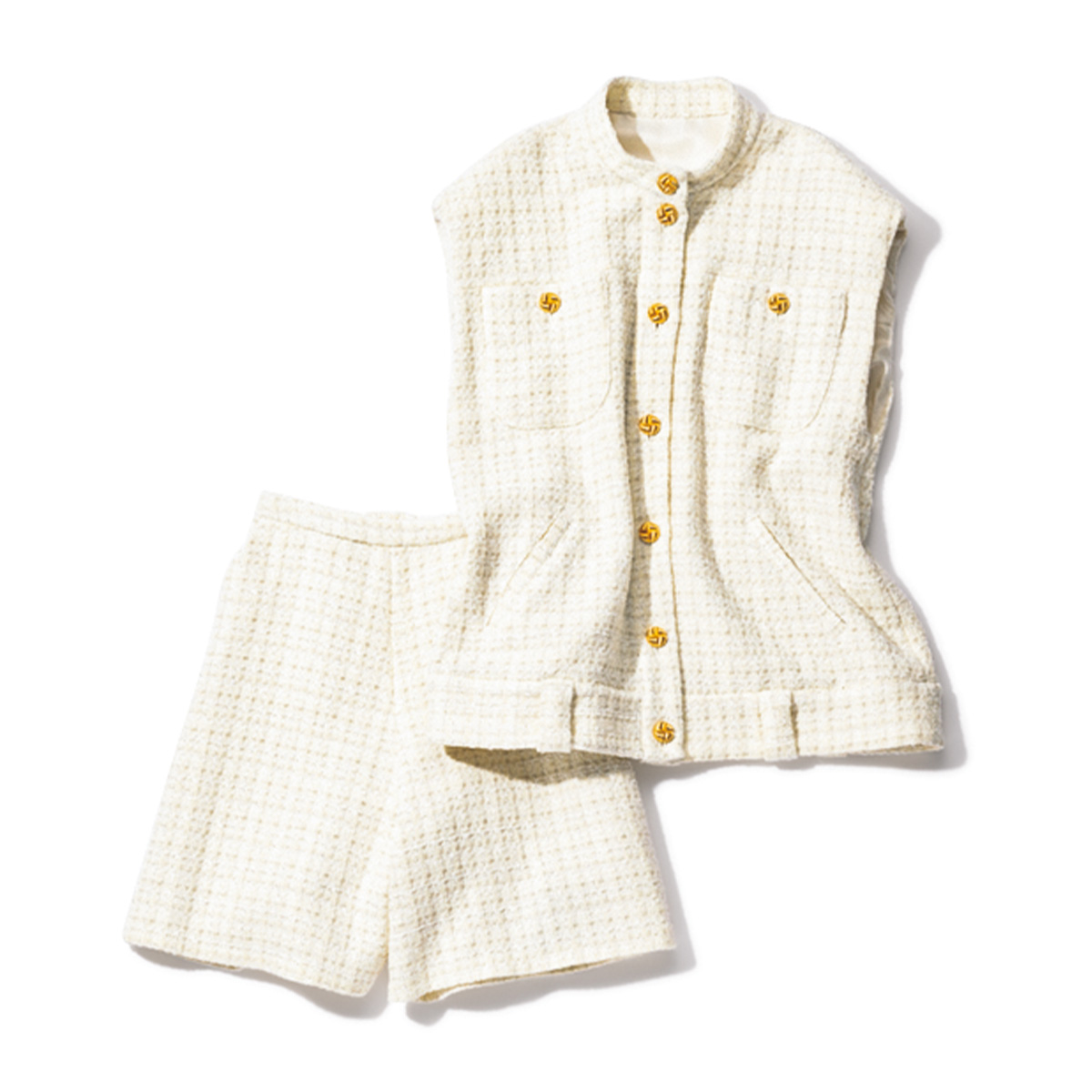 シーニュの白ツイードのジレとショートパンツのセットアップ