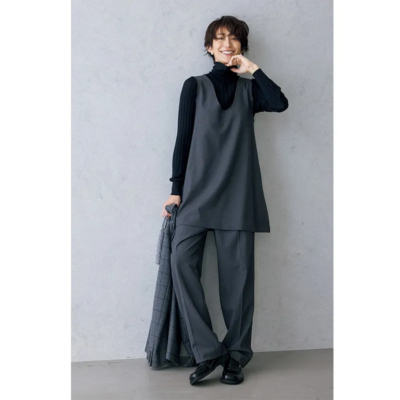 【大人のローファーコーデ】ワイドパンツと好相性！グレー×黒でキレイにまとめて