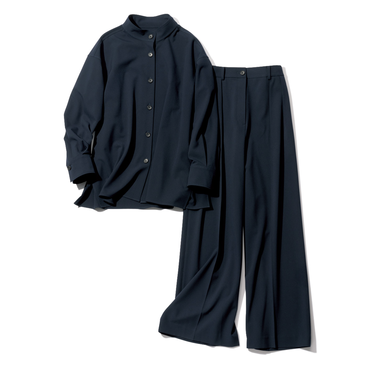 プラステのシャツとパンツのハンサムライクなセットアップ