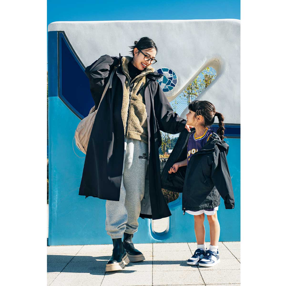 ノースフェイスのフリースジャケットとスウェットパンツにアウターを重ねた防寒コーデ