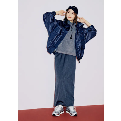 【冬のスカートコーデ】はシルバーのスニーカーで洒落る！ママの時短オシャレに