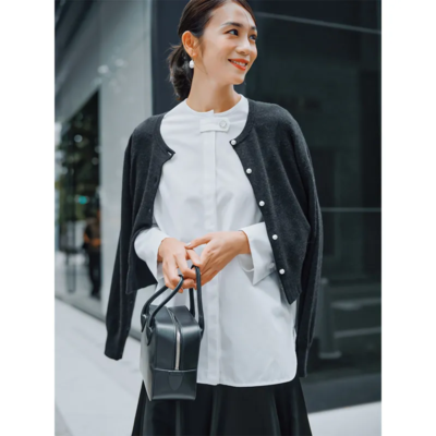 【母行事コーデ】白ブラウス×肩がけカーデで美しく余裕のある着こなしに