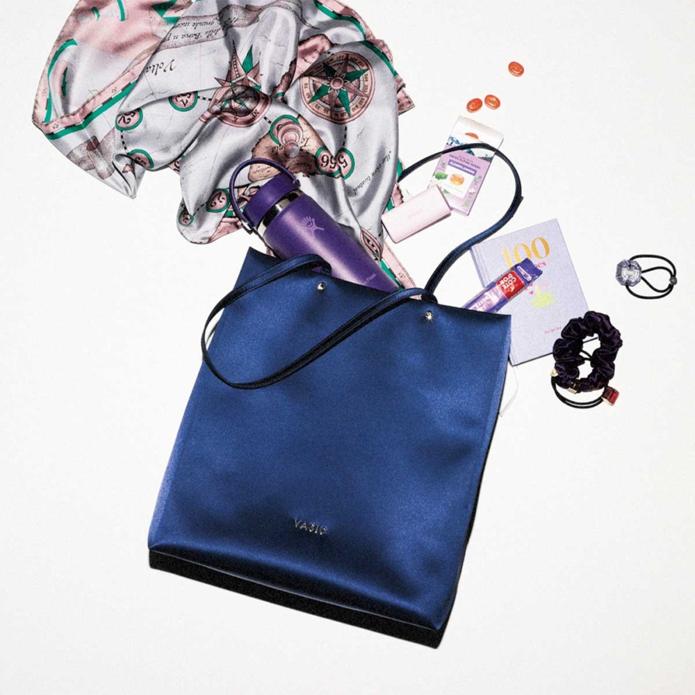 ヴァジックの艶感が上品なショルダーバッグ