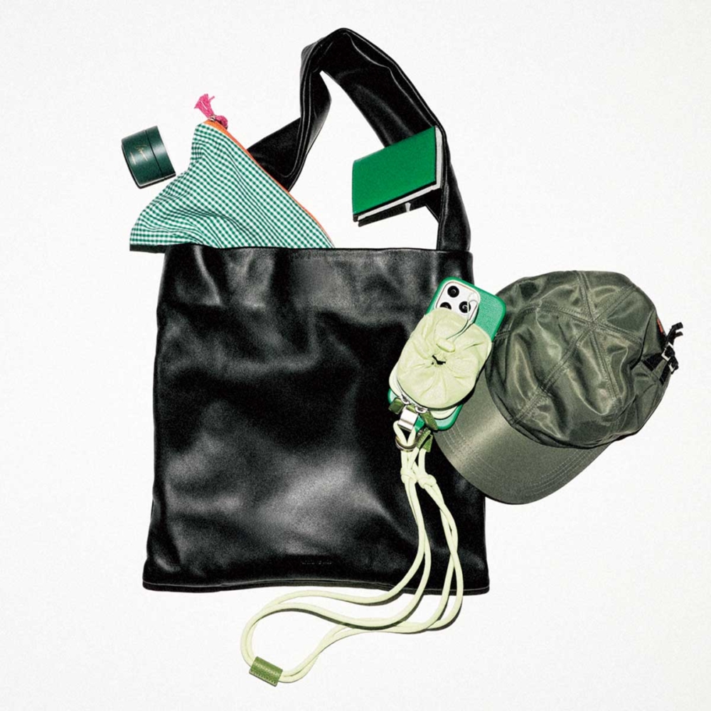 幅広な持ち手のワンハンドルが体にフィットする柔らかなレザーバッグ