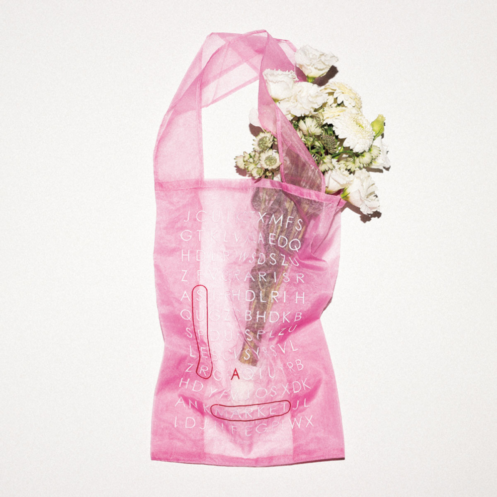 持つだけでハッピー気分なピンクが眩い、スーパー エー マーケットの別注デザイン