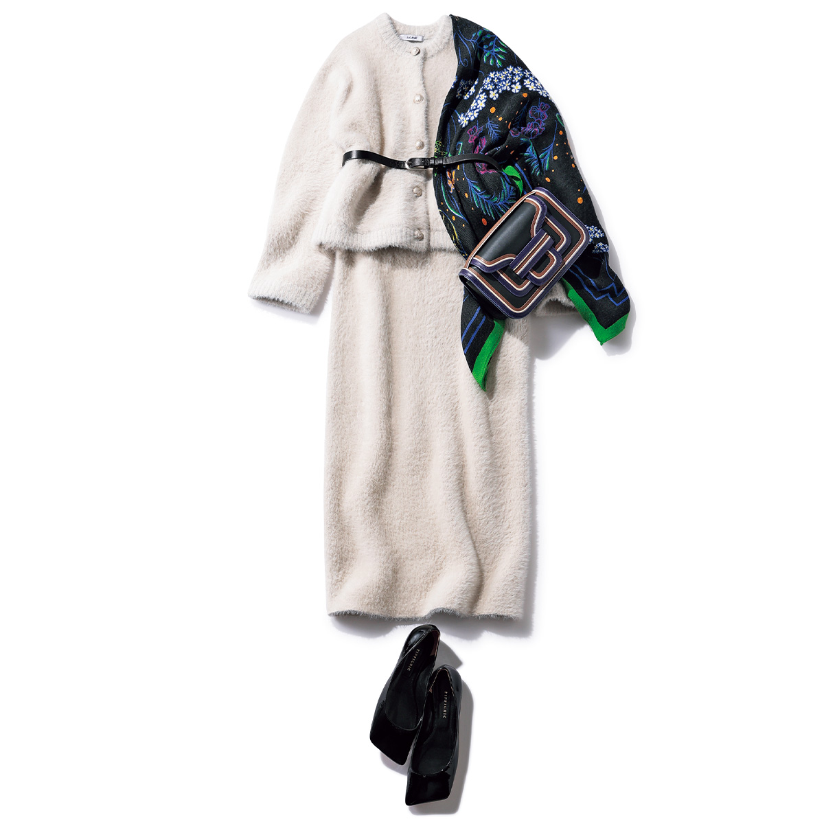 スローンの白ニットのカーデとスカートのセットアップにベルトやスカーフを足したコーデ