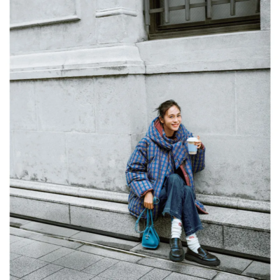 冬オシャレに【ローファー×白ソックス】で遊び心をプラス！ブーツ超えの防寒も