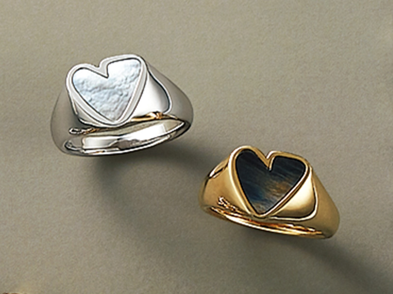 プリークの石がはめ込まれたハートモチーフのリング