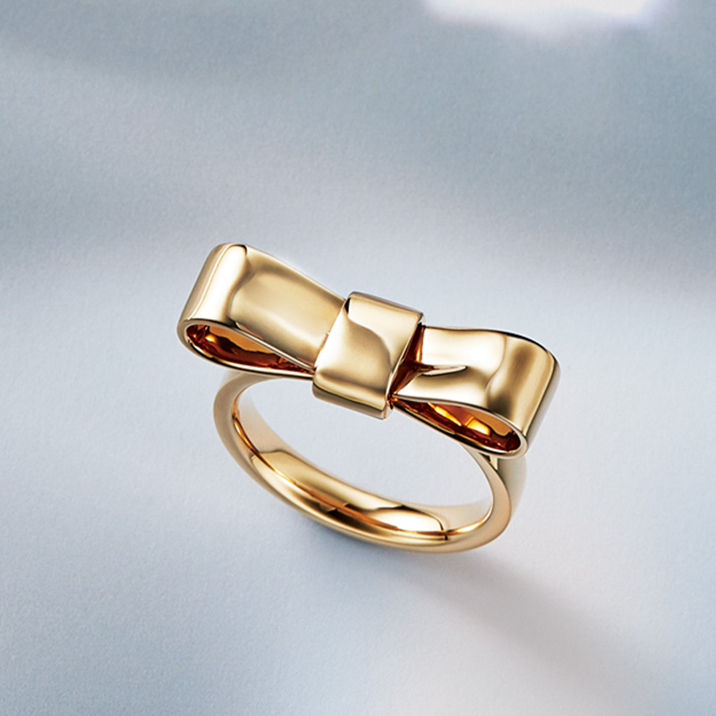 プラダのリボンモチーフのリング