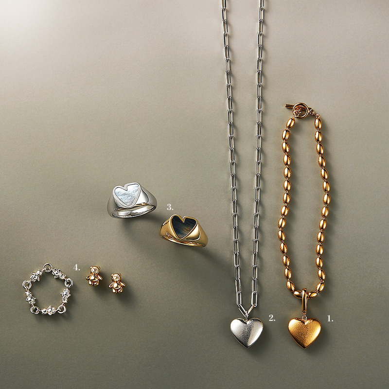 マリハのハートチャームのついたブレスレットとネックレスとプリークのハートのリングとLOROのくまちゃんモチーフのピアスとリング