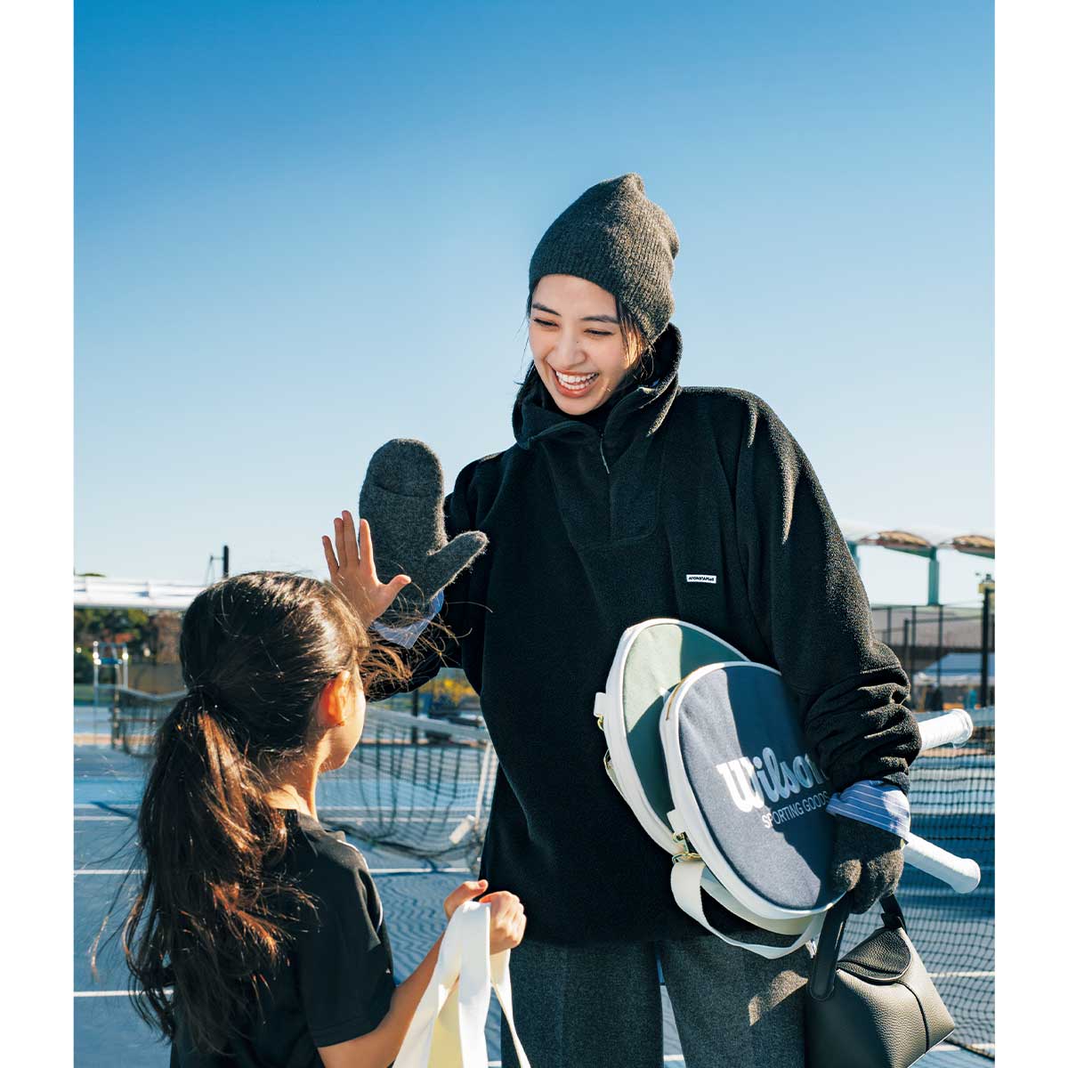 ユニセックスのゆるっとしたサイズの黒フリースを着てニット帽を被った岡本あずささん