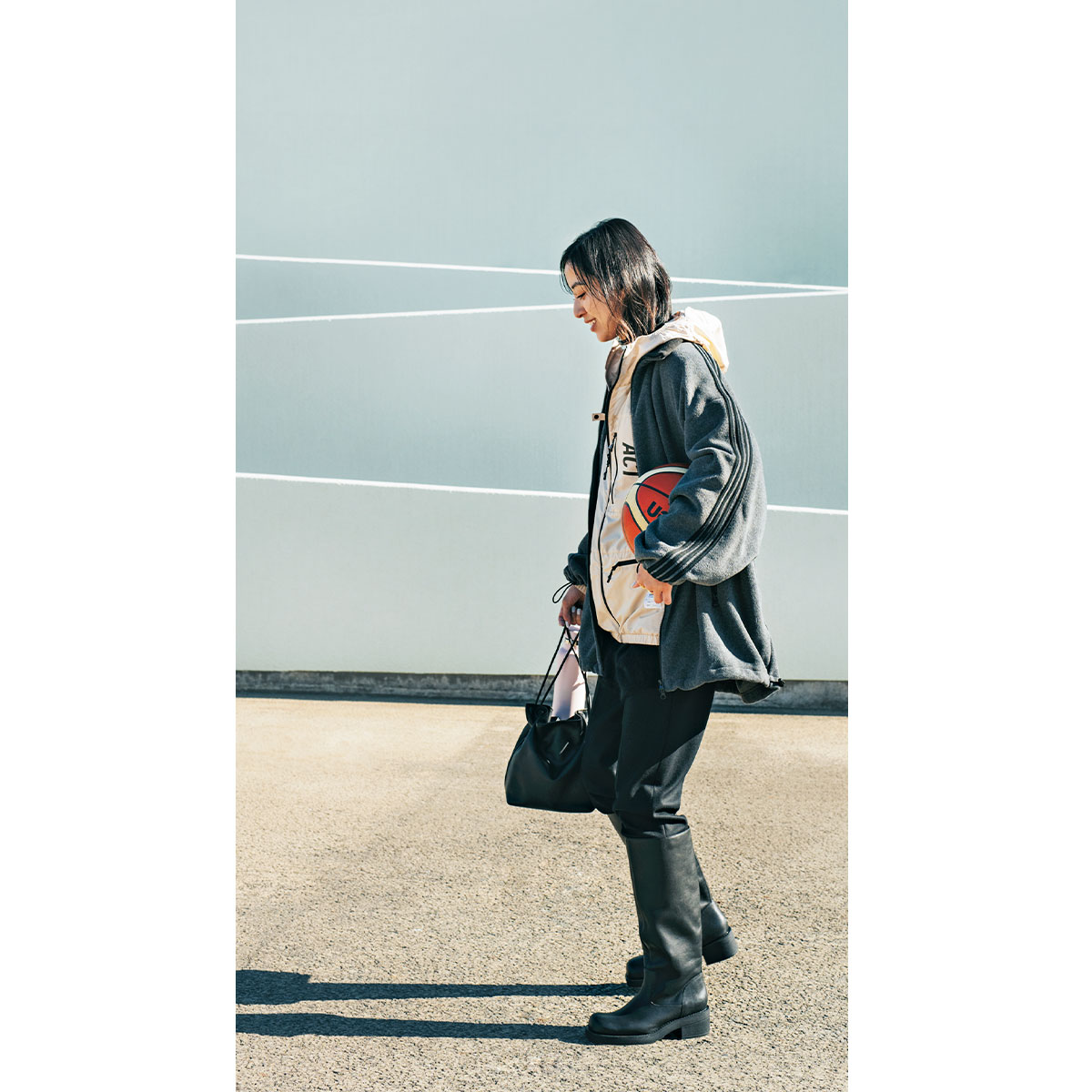 ブルゾンにサイドラインが入ったトラックフリースを重ねたコーデ