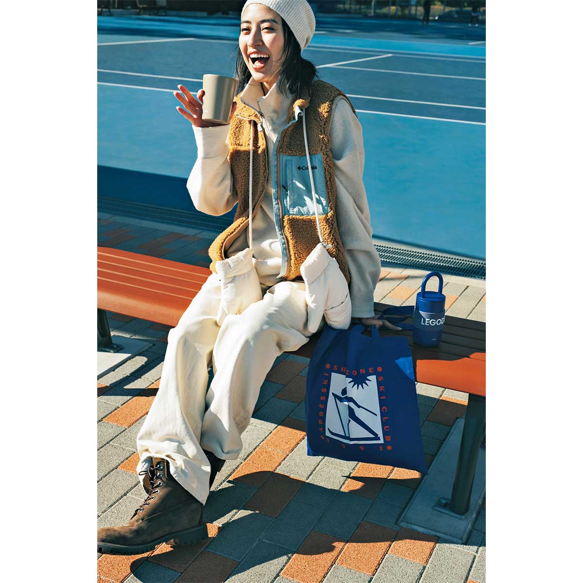 白スウェットとパンツにコロンビアのフリースベストを重ねた防寒コーデ