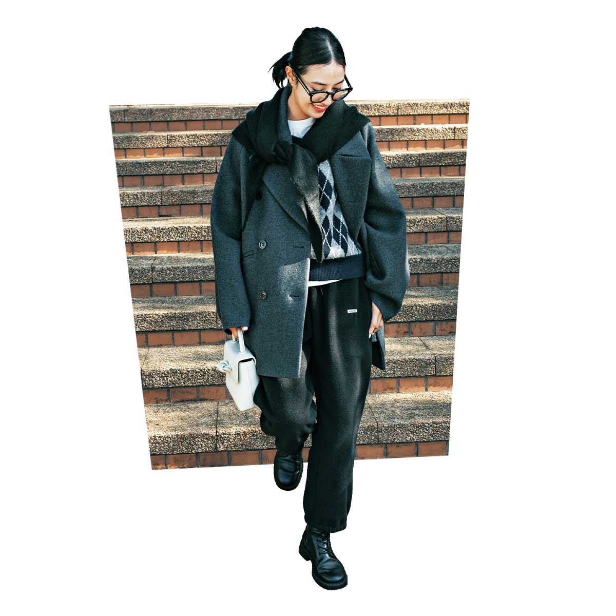 アーガイルニットとフリースパンツにPコートを羽織ったキレイめコーデ