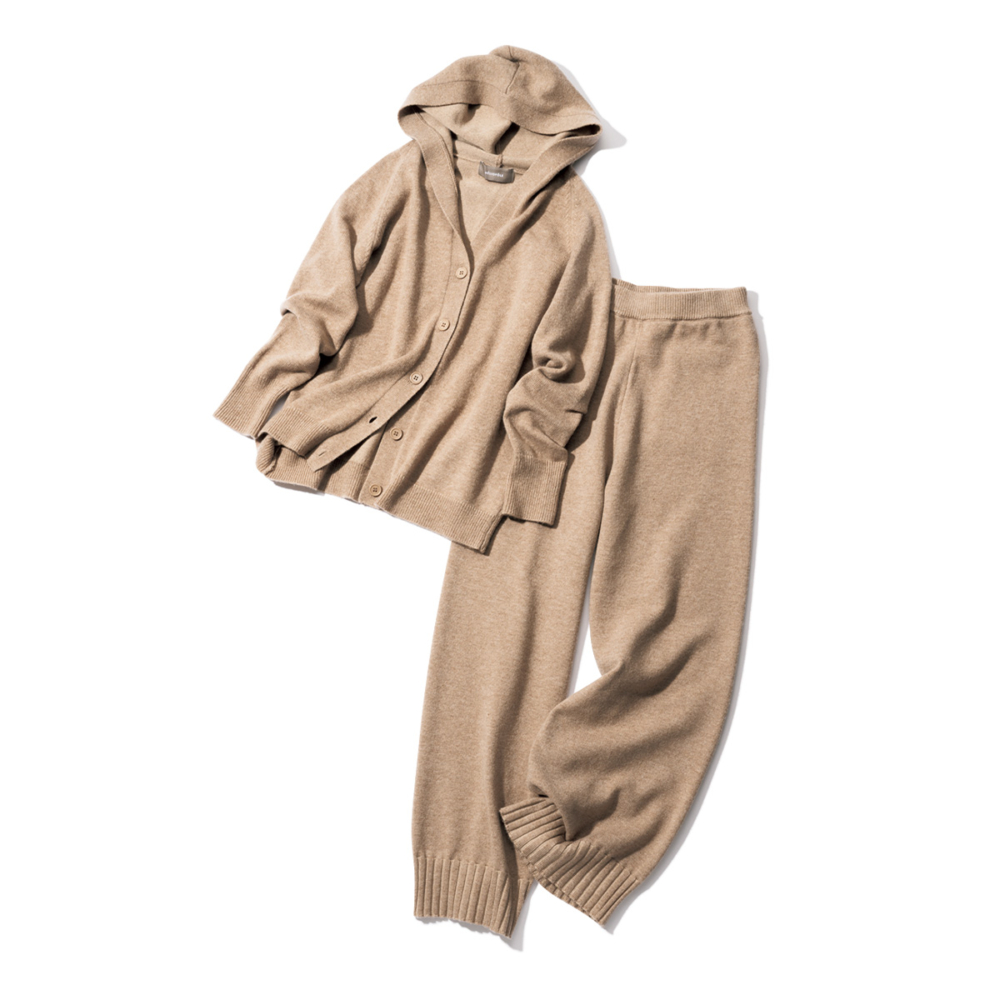 エリオポールのフード付きニットカーデとパンツのセットアップ
