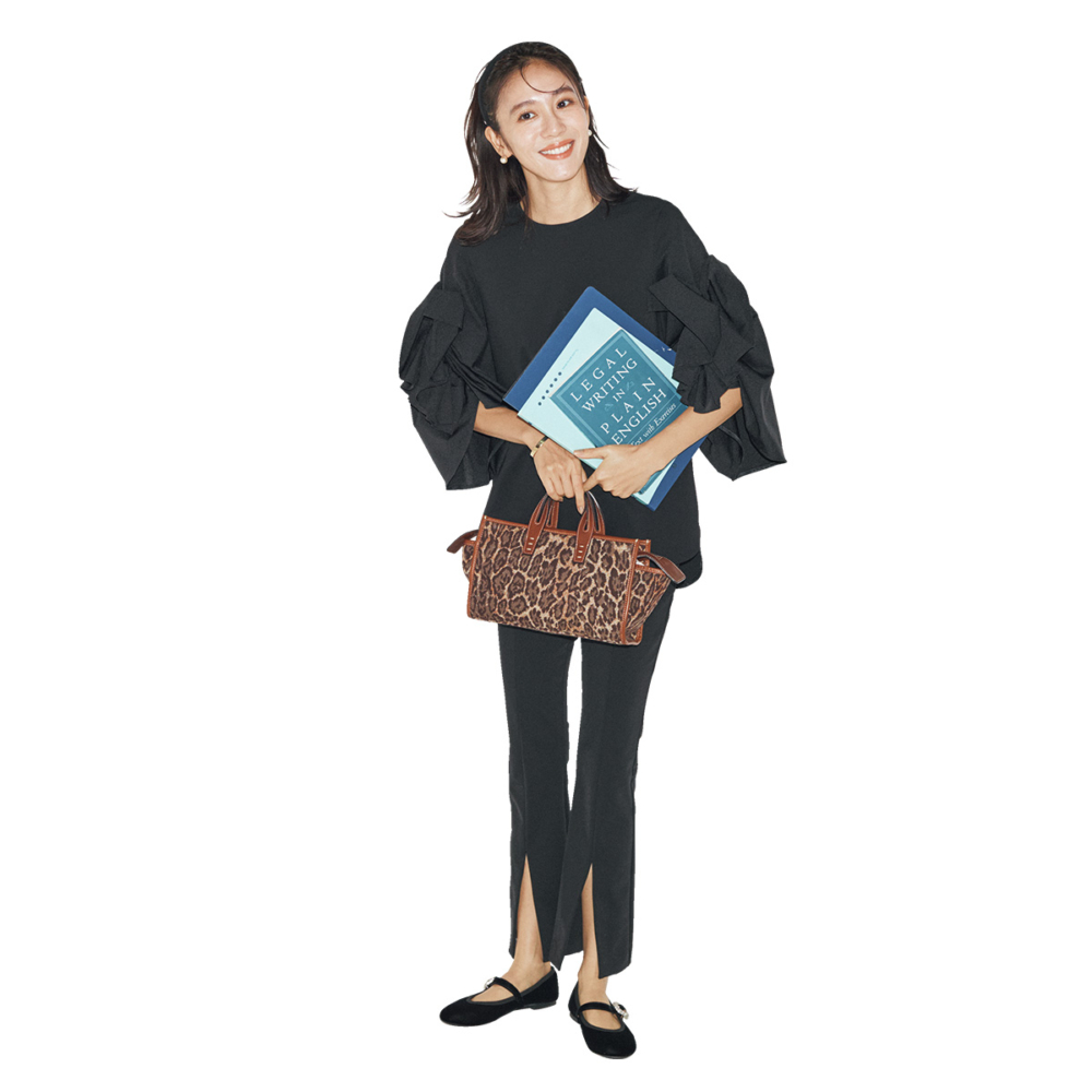 ルフィルのボリューム袖トップスとスリット入りパンツのセットアップコーデ