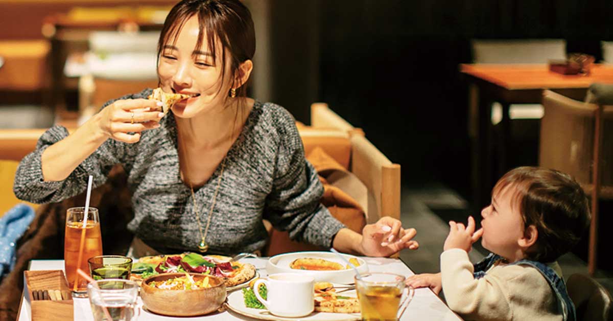 ALL DAY DINING FUDOで石窯ピザを食べる夏菜さんと子ども