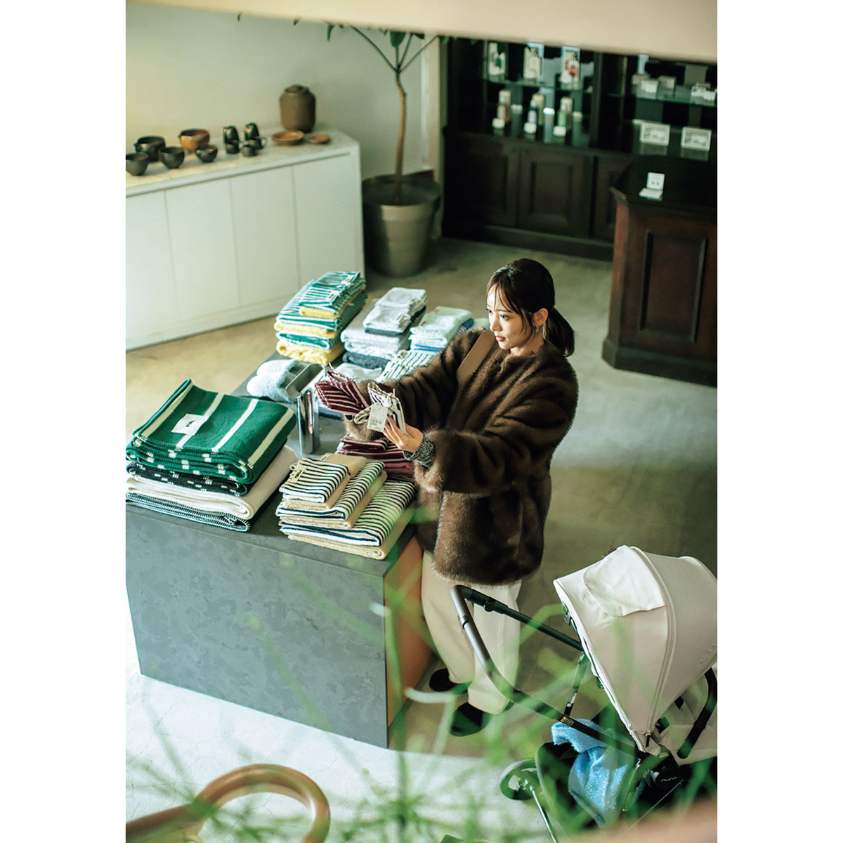 真剣に洋服を吟味する夏菜さん