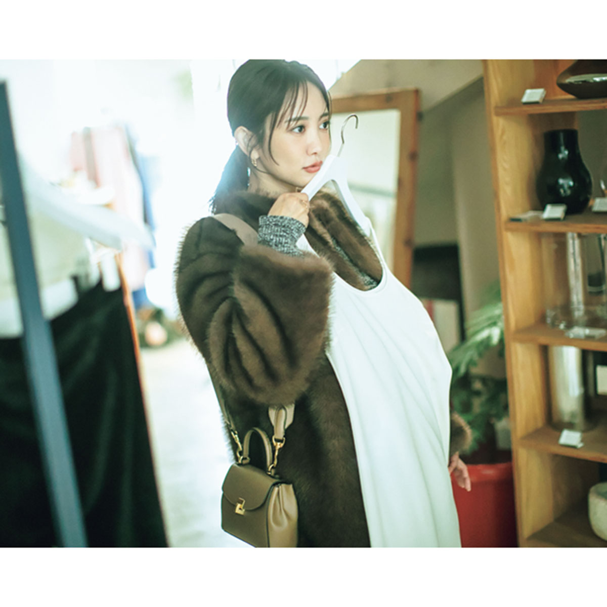 真剣に洋服を吟味する夏菜さん