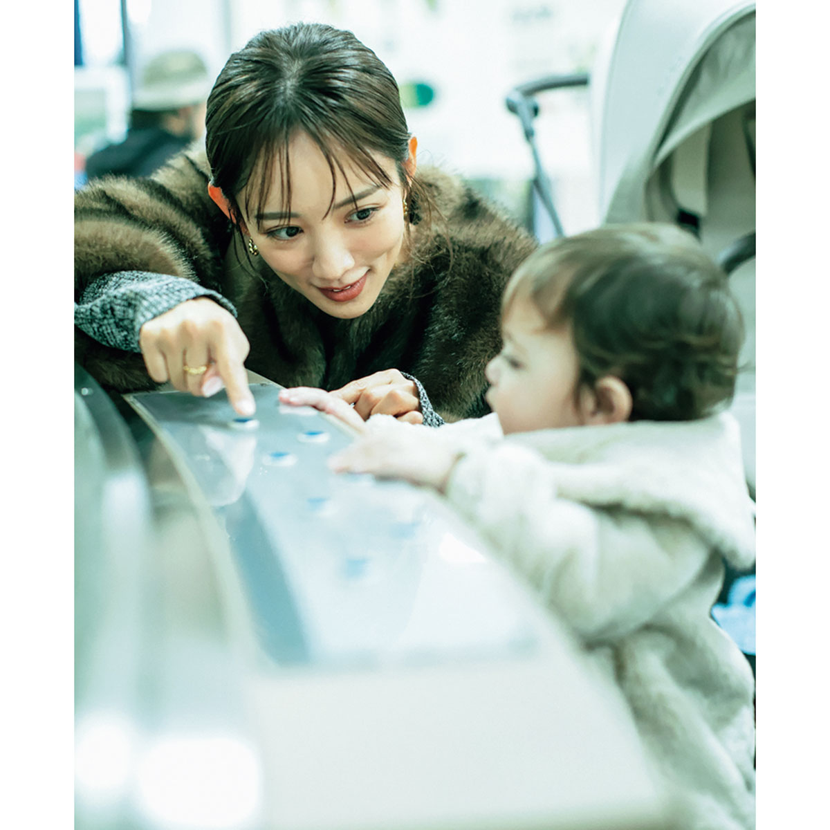 子どもと展示ホールを満喫する夏菜さん