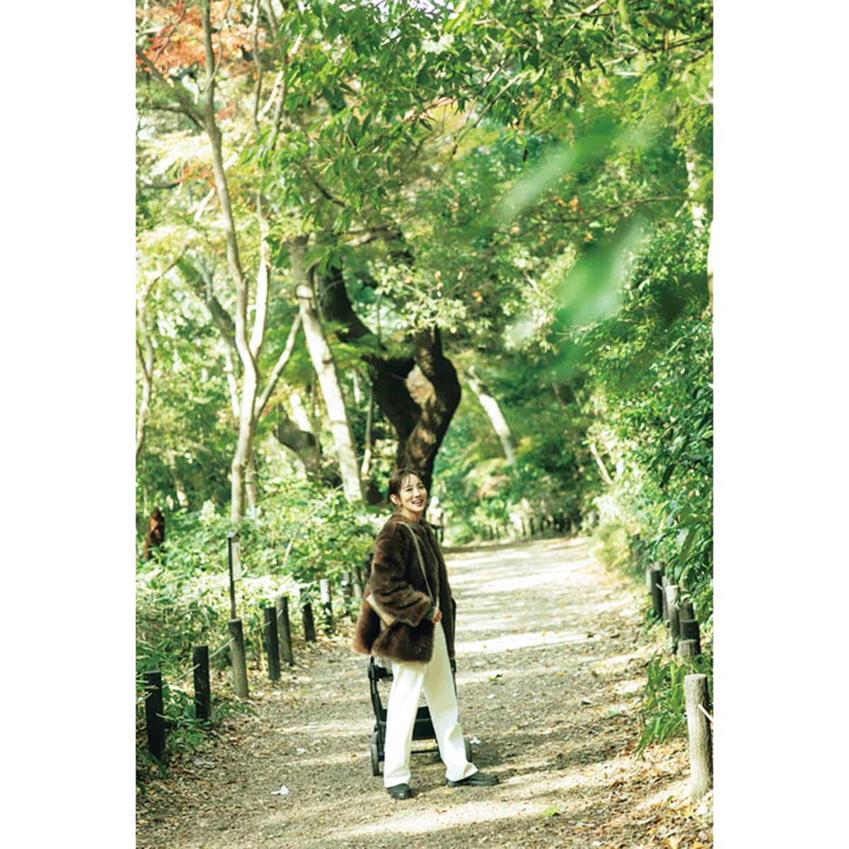 園内を散策する夏菜さんと子ども