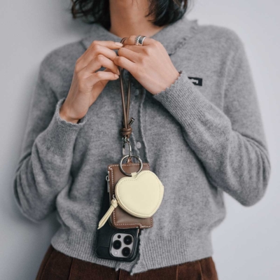 今どきはハンド持ち！【スマホストラップ】新定番〈2選〉